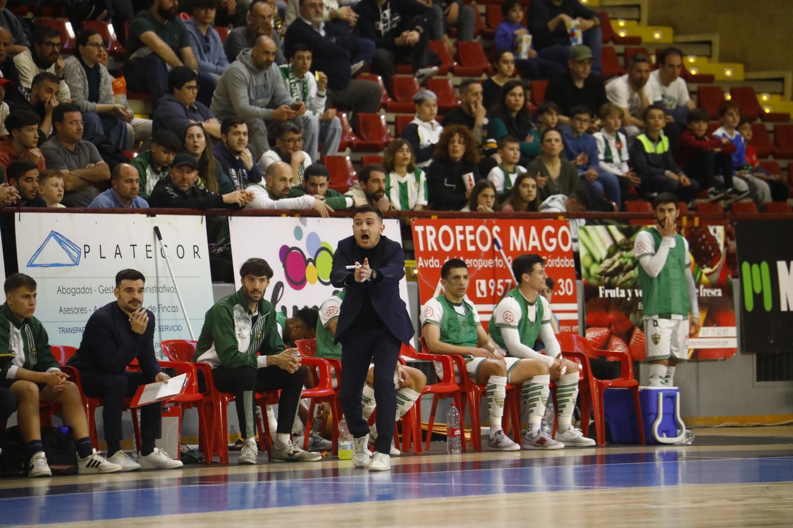 Las mejores fotos del ambiente en Vista Alegre para el Córdoba Futsal - Noia