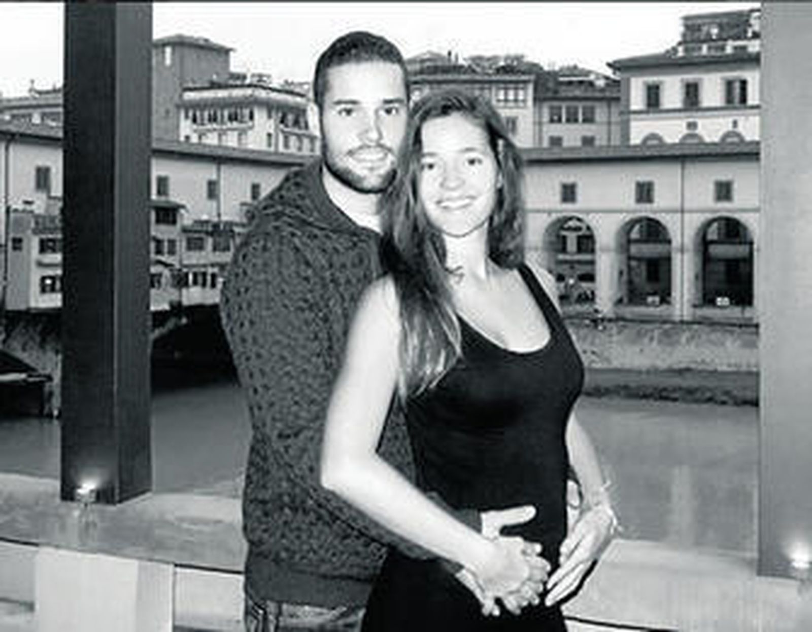 La pareja posa feliz con el puente Vecchio de fondo para anunciar el embarazo.