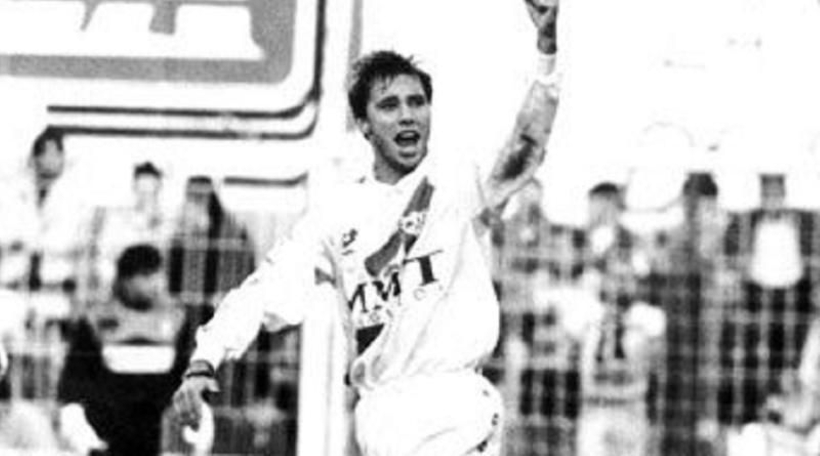 El entrenador de la Balona, Antonio Calderón, celebra un gol durante su etapa en el Rayo Vallecano