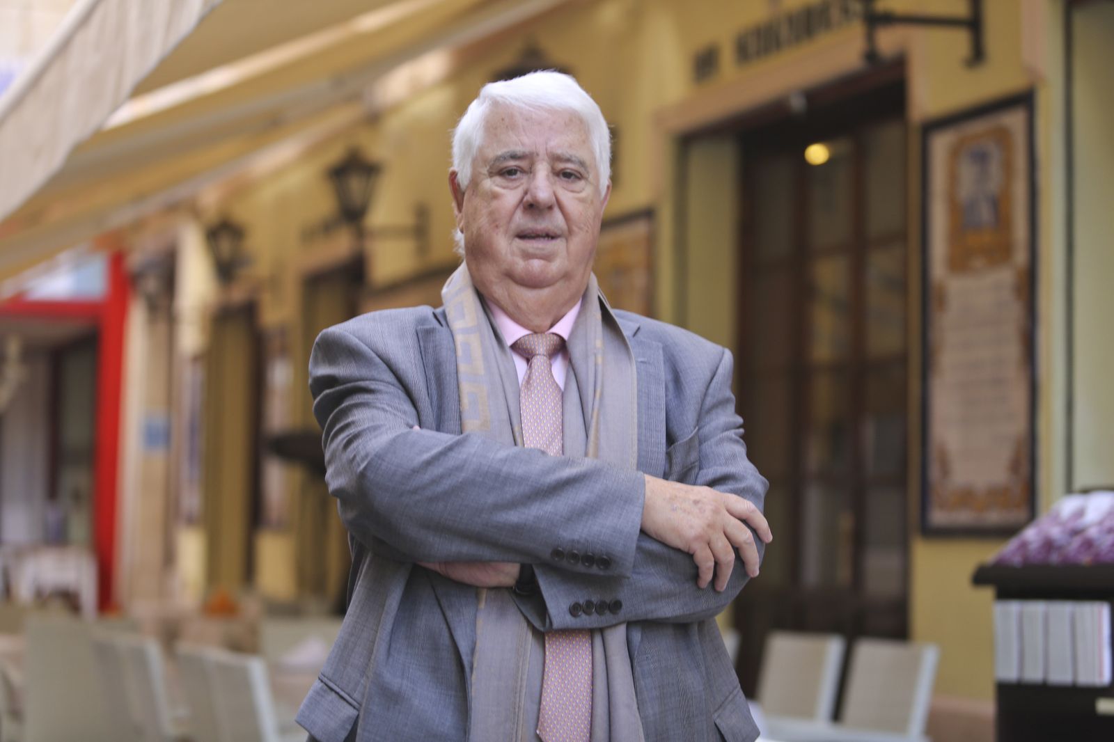 José Sánchez Rosso, frente al local de restauración que fundó hace tres décadas.