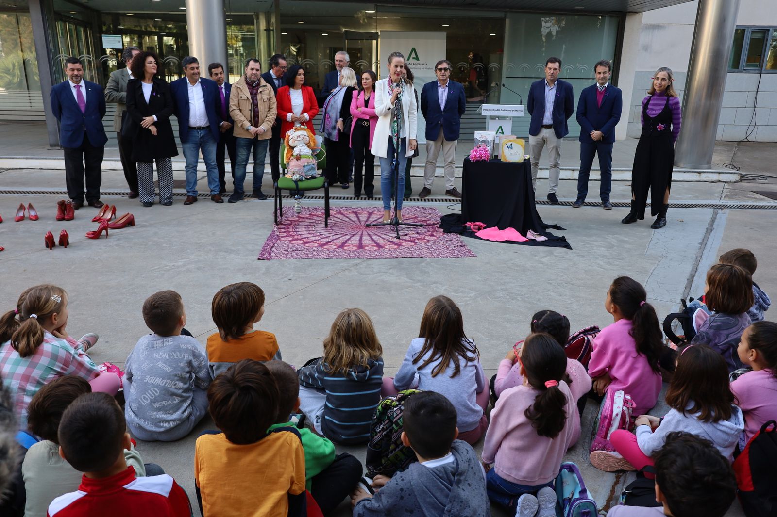 Un cuentacuentos en la sede de la Delegación del Gobierno de la Junta.