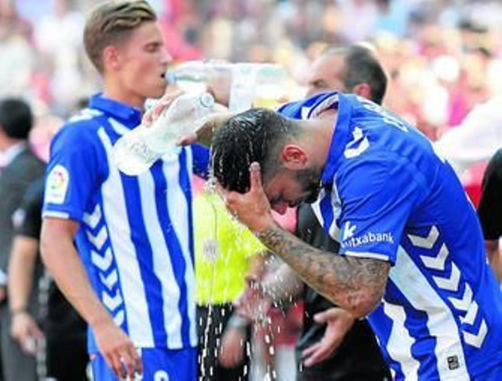 Ben Yedder, bajo el inclemente sol que hostigó a jugadores y abonados de Fondo y Gol Norte, se dirige a Gol Sur para celebrar el 1-0.