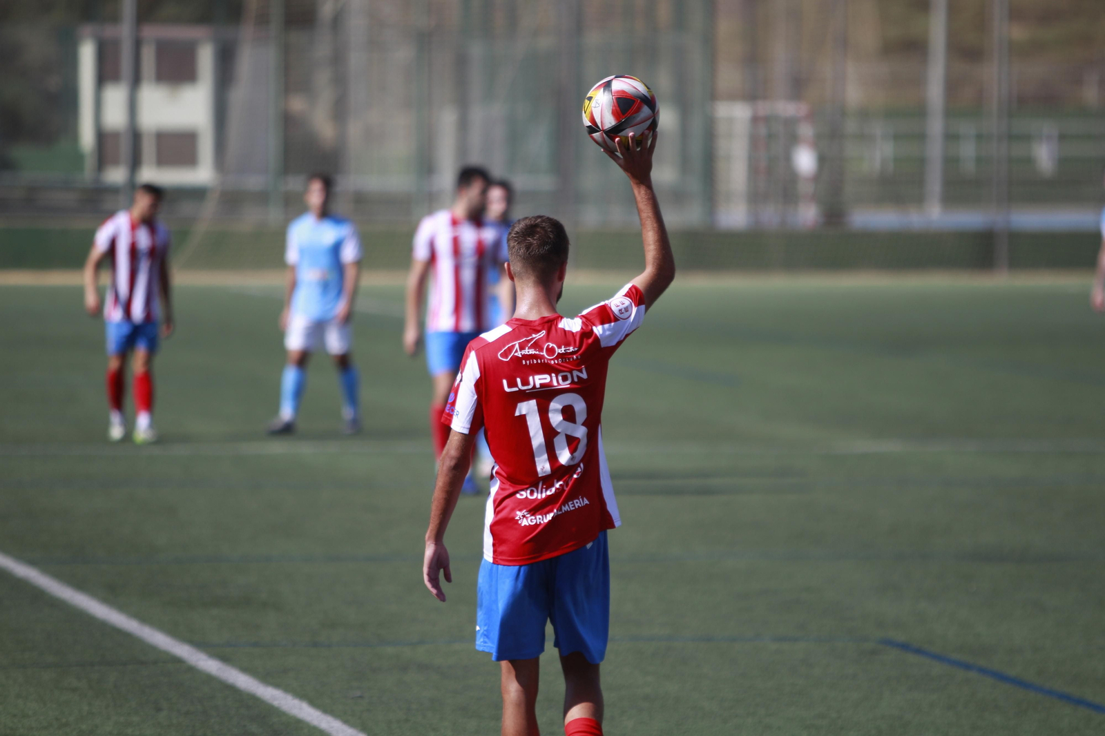 El rojiblanco Álex Medina se dispone a sacar de banda durante un partido disputado en casa.
