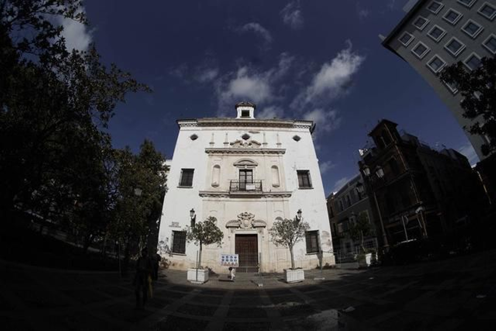 La fachada principal de la antigua iglesia de San Hermenegildo.