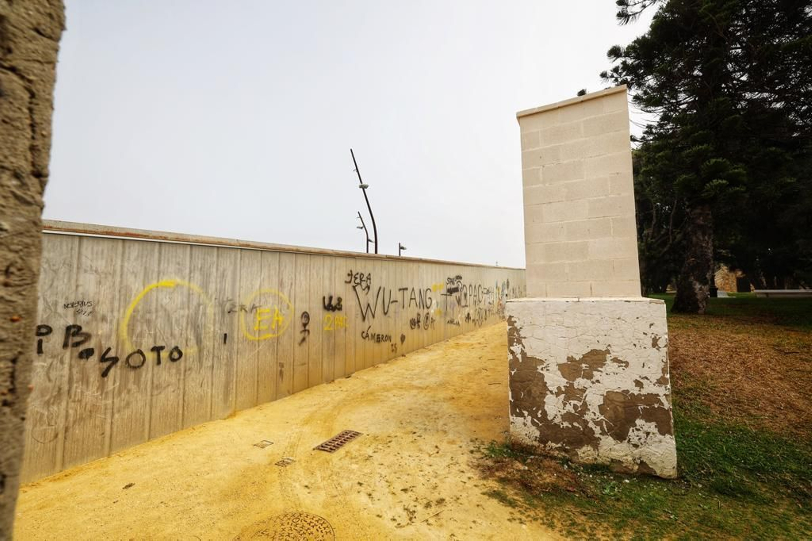 Imágenes del abandono de la pérgola del parque Genovés de Cádiz