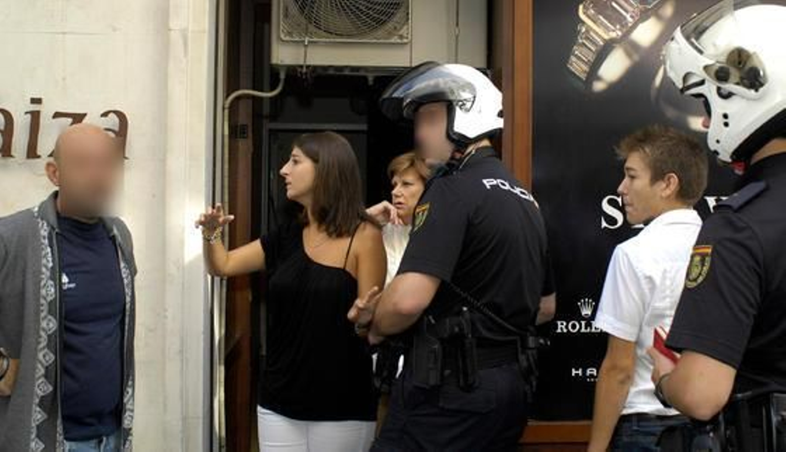 Varios policías atienden a las víctimas.

Foto: Manuel Gómez