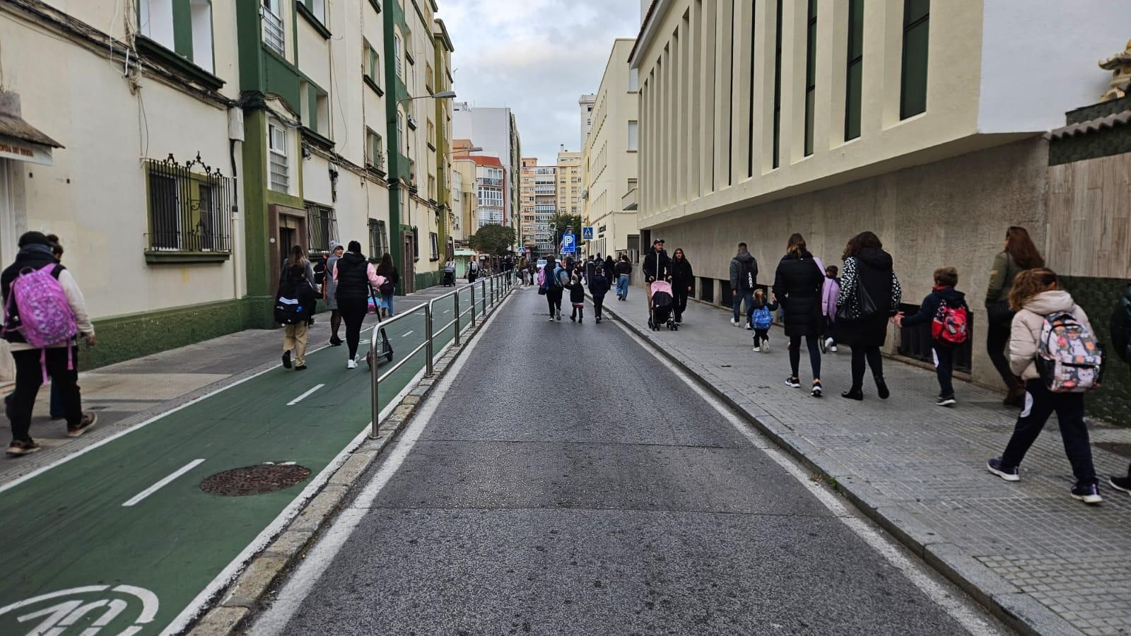 Niños circulando por la carretera sin peligro gracias a estos itinerarios seguros