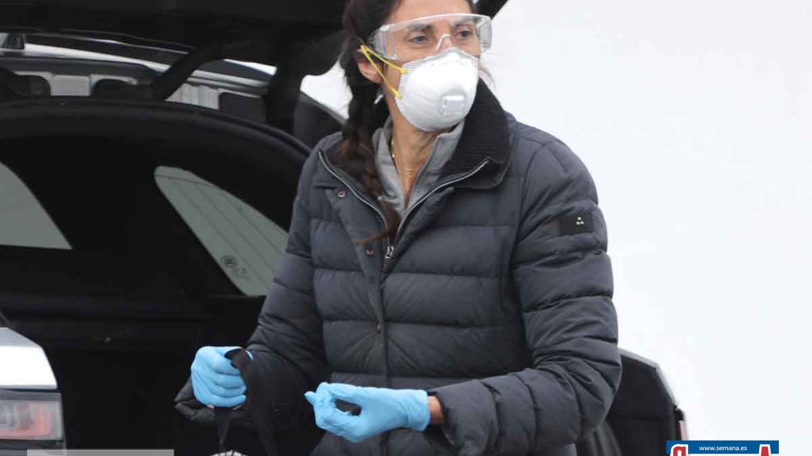 Haciendo la compra, con mascarilla, gafas y guantes de protección.