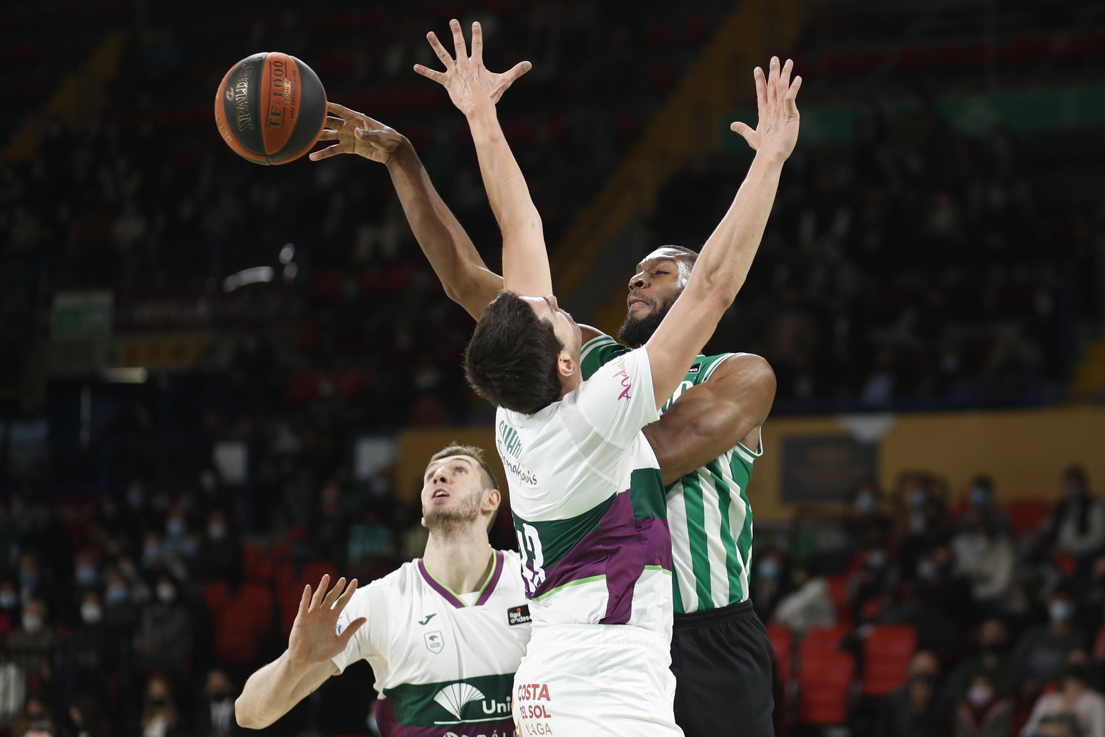 Carlos Suárez defiende en San Pablo en Sevilla.