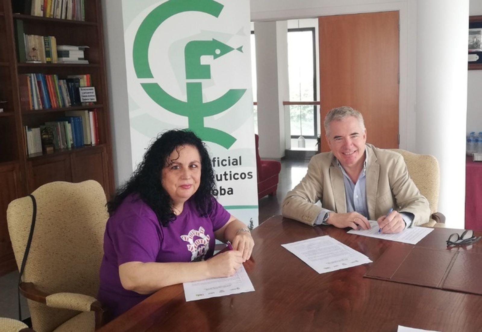 Firma del acuerdo entre el Colegio de Farmacéuticos y Acolu.