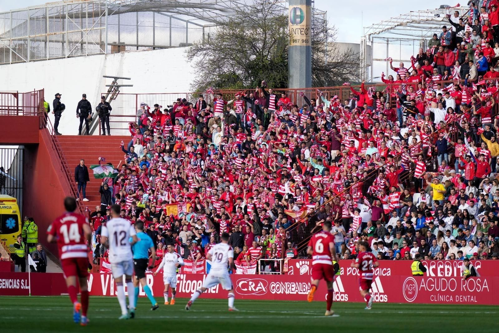 Aficionados del Granada CF en Albacete durante el partido