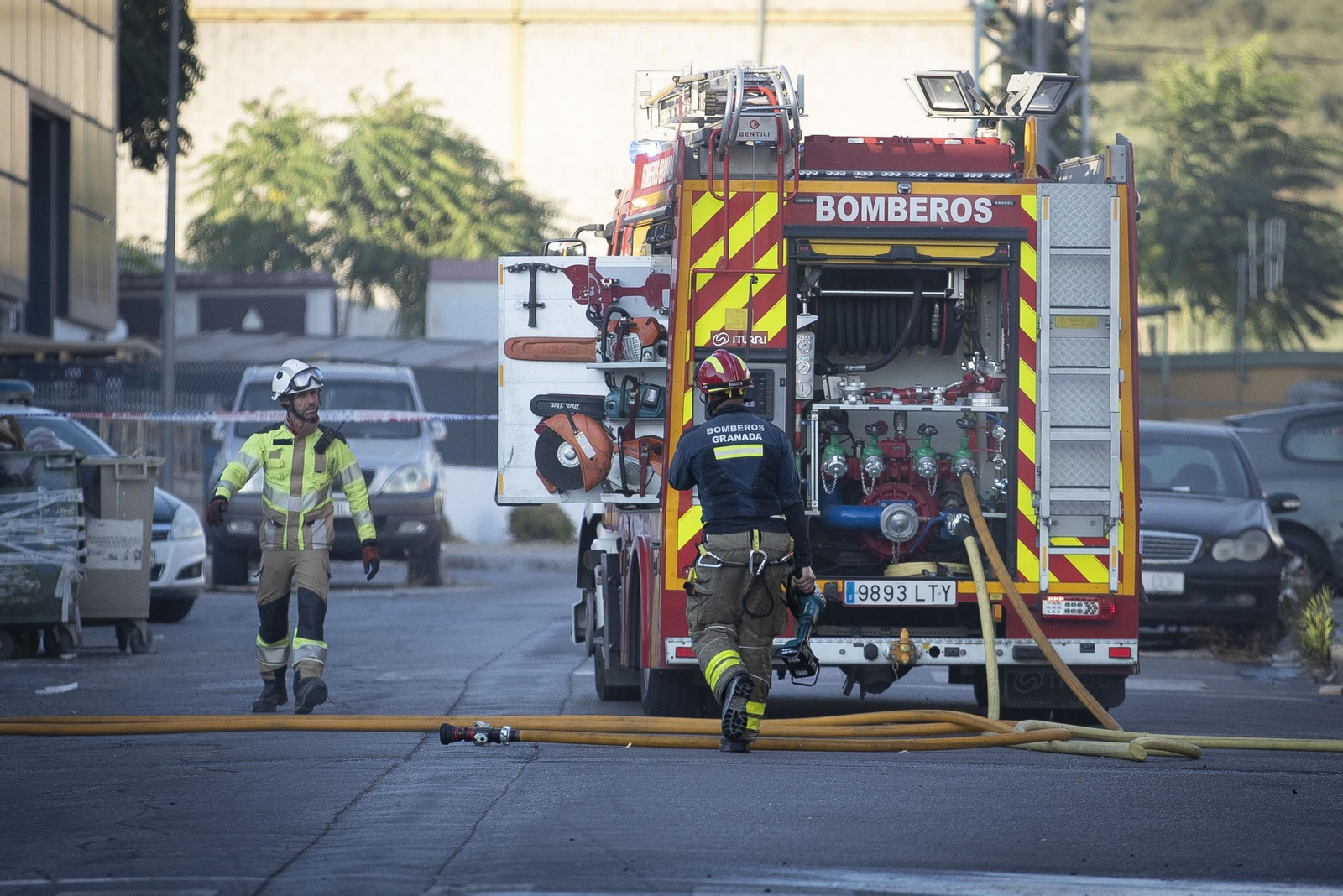 Los Bomberos de Granada trabajan en la extinción de un incendio en el Polígono Asegra: las imágenes