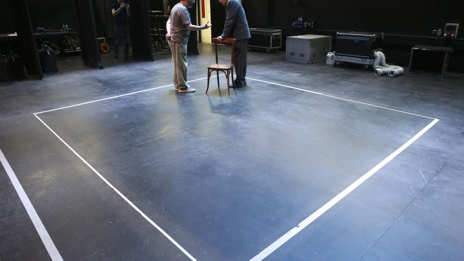 El director, Sigfrid Monleón, da instrucciones al intérprete en escena.