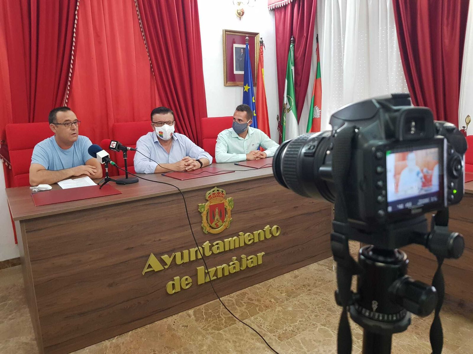 Rueda de prensa del alcalde  en el Ayuntamiento iznajeño.