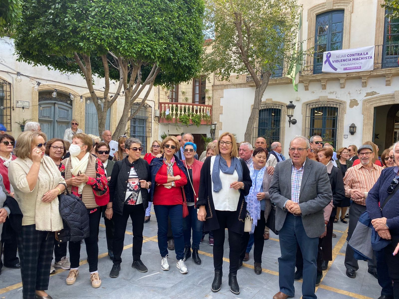 El alcalde de Vícar junto a los mayores en una excursión a Níjar.