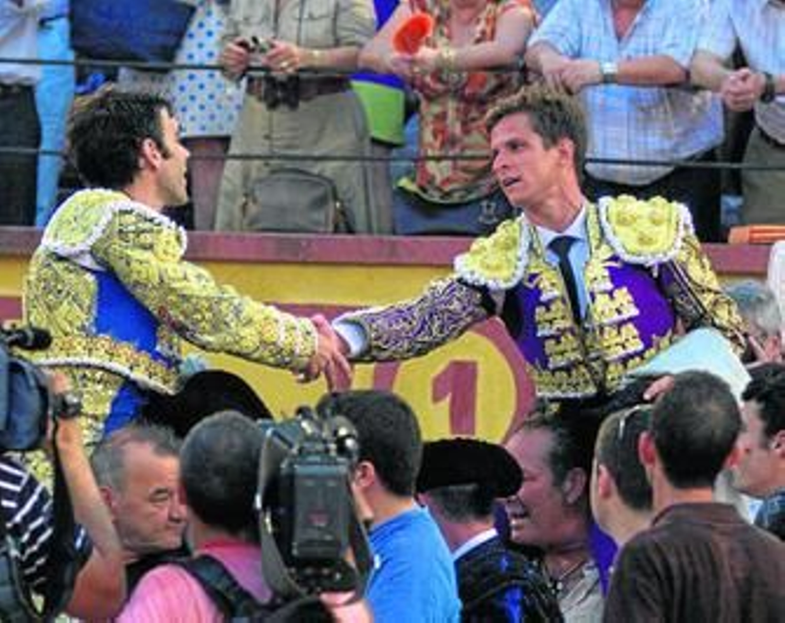 José Tomás y El Juli se felicitan en su salida a hombros, ayer, de la plaza de toros de Badajoz.