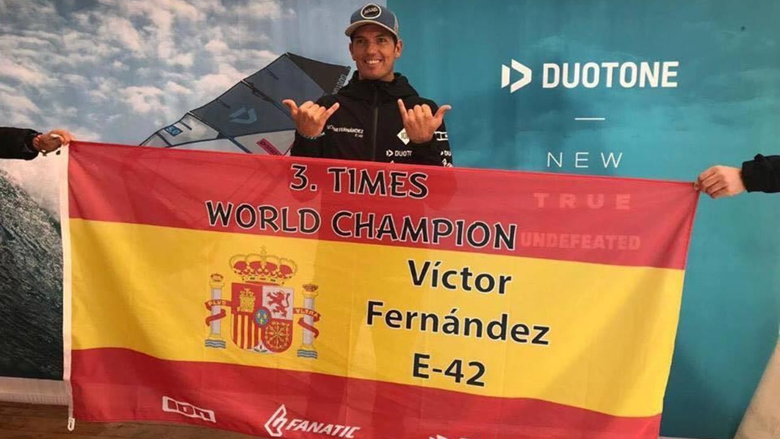 Víctor celebra la victoria.