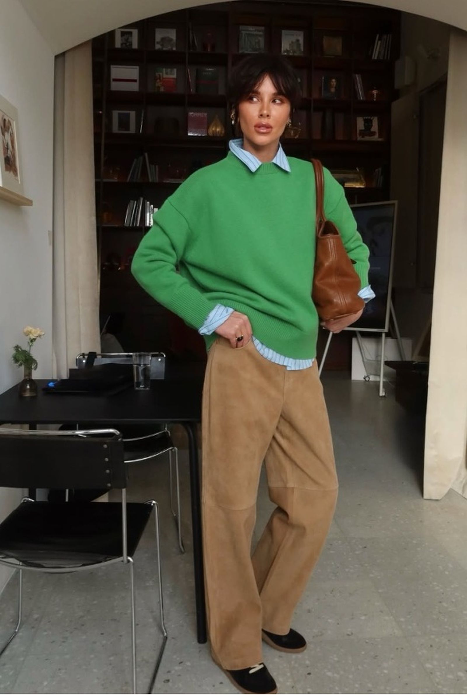 Los jerséis coloridos se combinan en looks sobrios para subir de nivel pantalones de vestir y vaqueros.