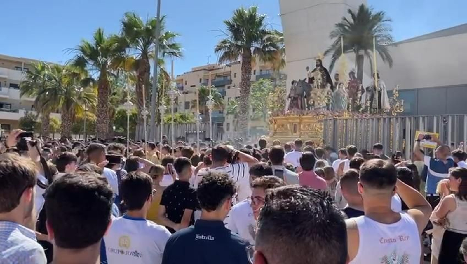La imagen de Cristo Rey, de la hermandad de La Borriquita, vuelve a la Escuela San José La imagen de Cristo Rey, de la hermandad de La Borriquita, vuelve a la Escuela San José