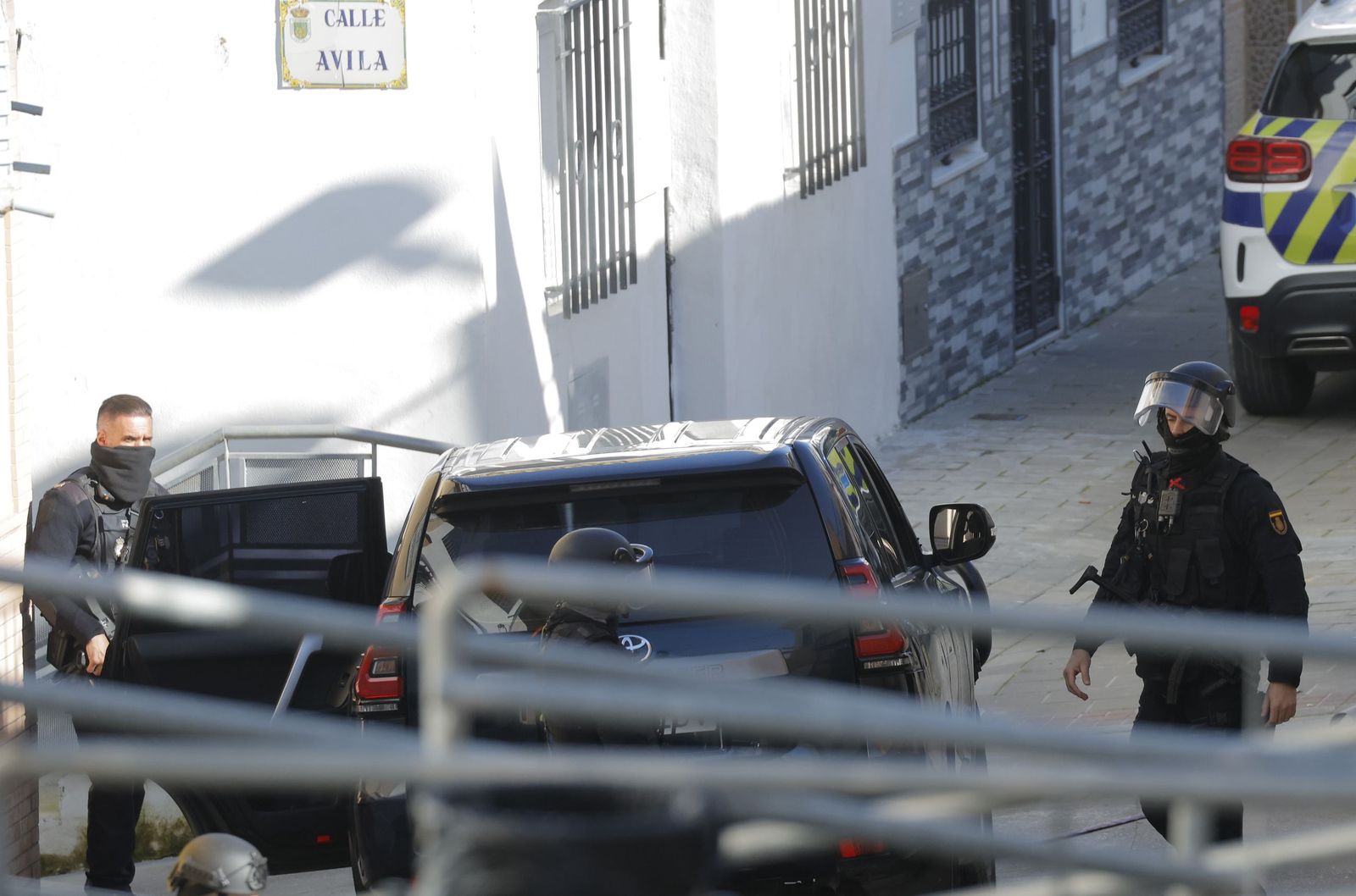 Las imágenes del despliegue policial por un hombre que se ha atrincherado en Camas