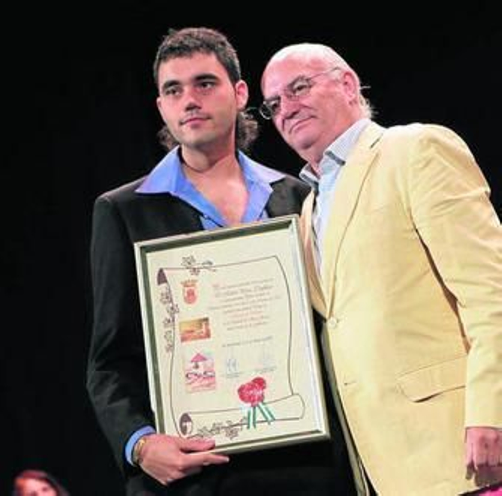 Vázquez de Sola con algunos de los galardonados y la Corporación municipal.