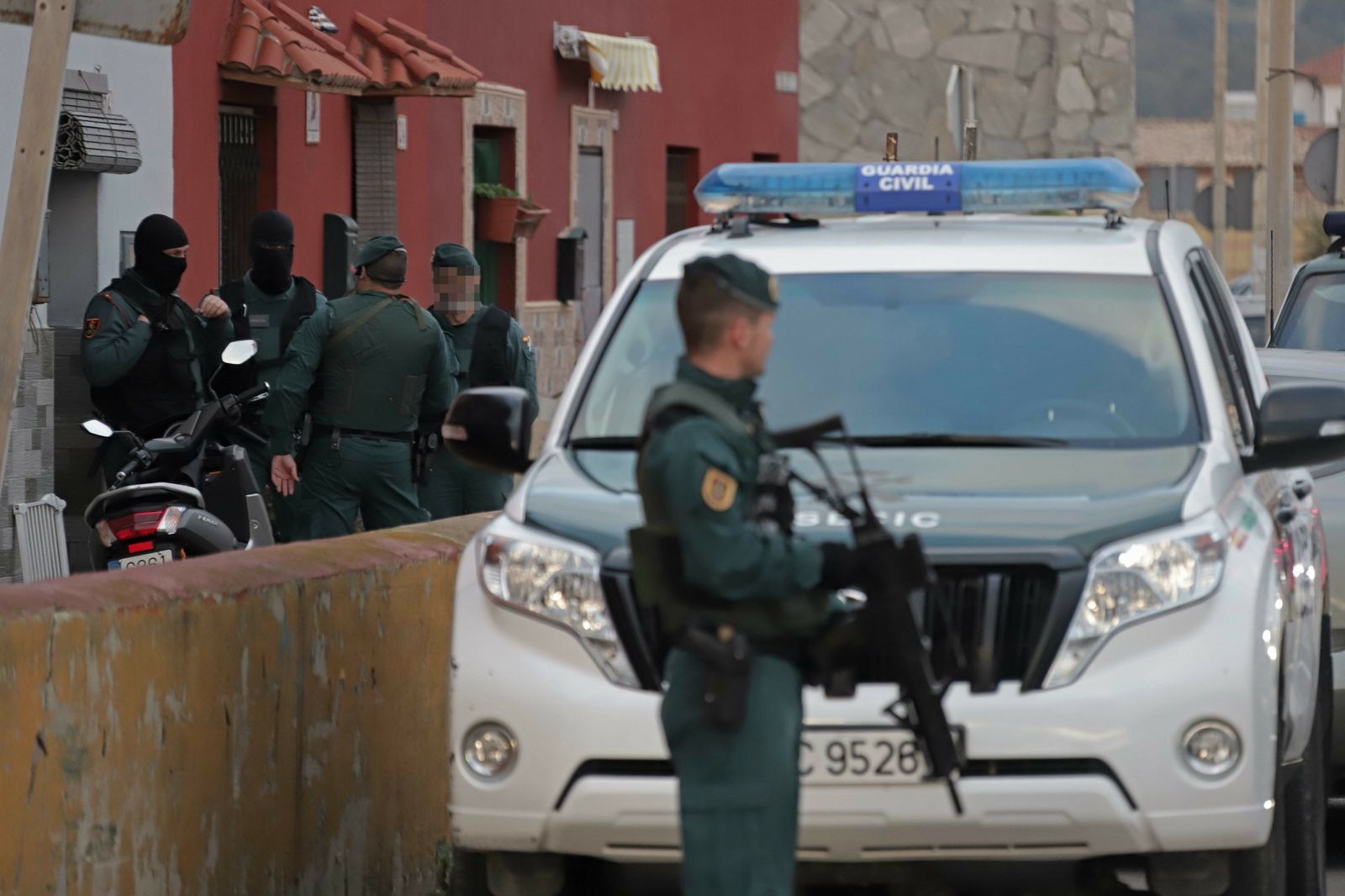 Agentes de la Guardia Civil, el 12 de febrero pasado, durante un registro en La Línea.