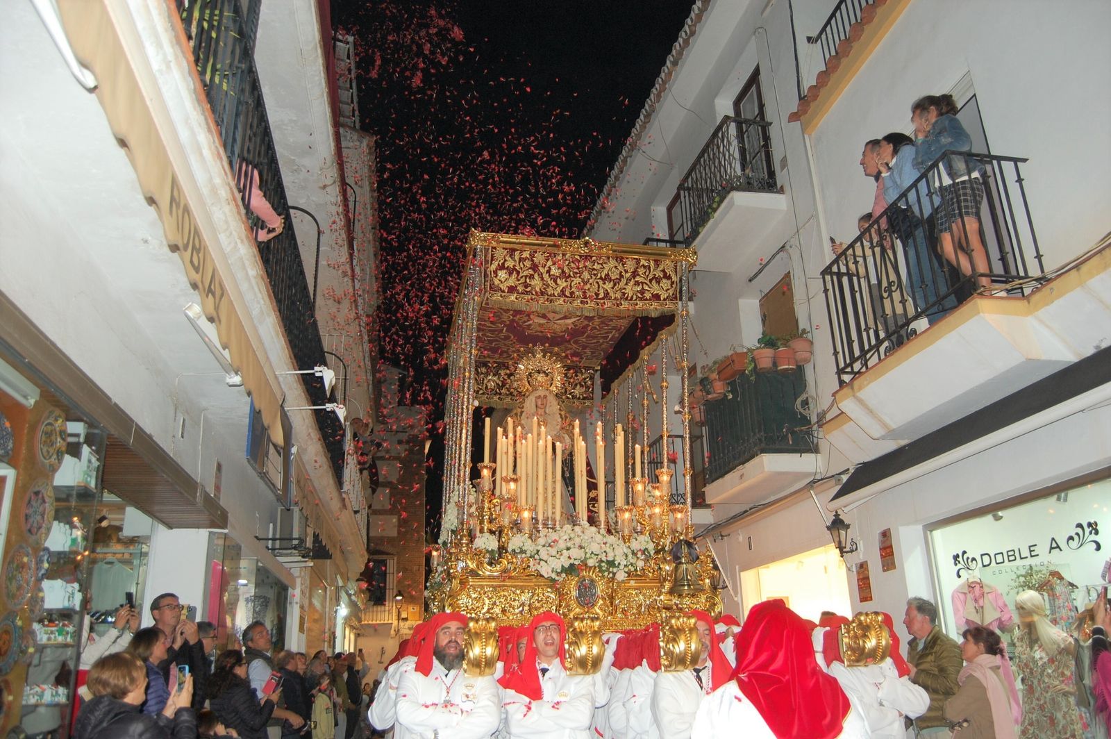 La petalada a la advocación de María Santísima de la Caridad a su paso por la calle Estación.
