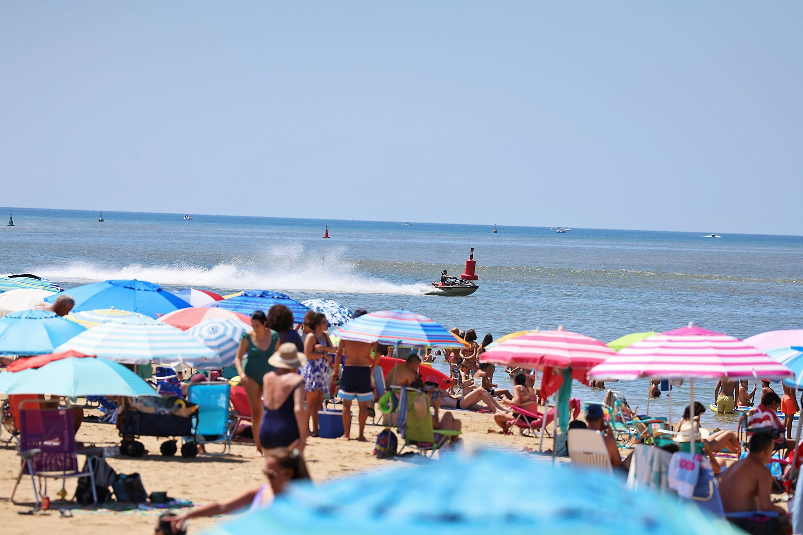 Ambiente en las playas de Huelva en la mañana de domingo