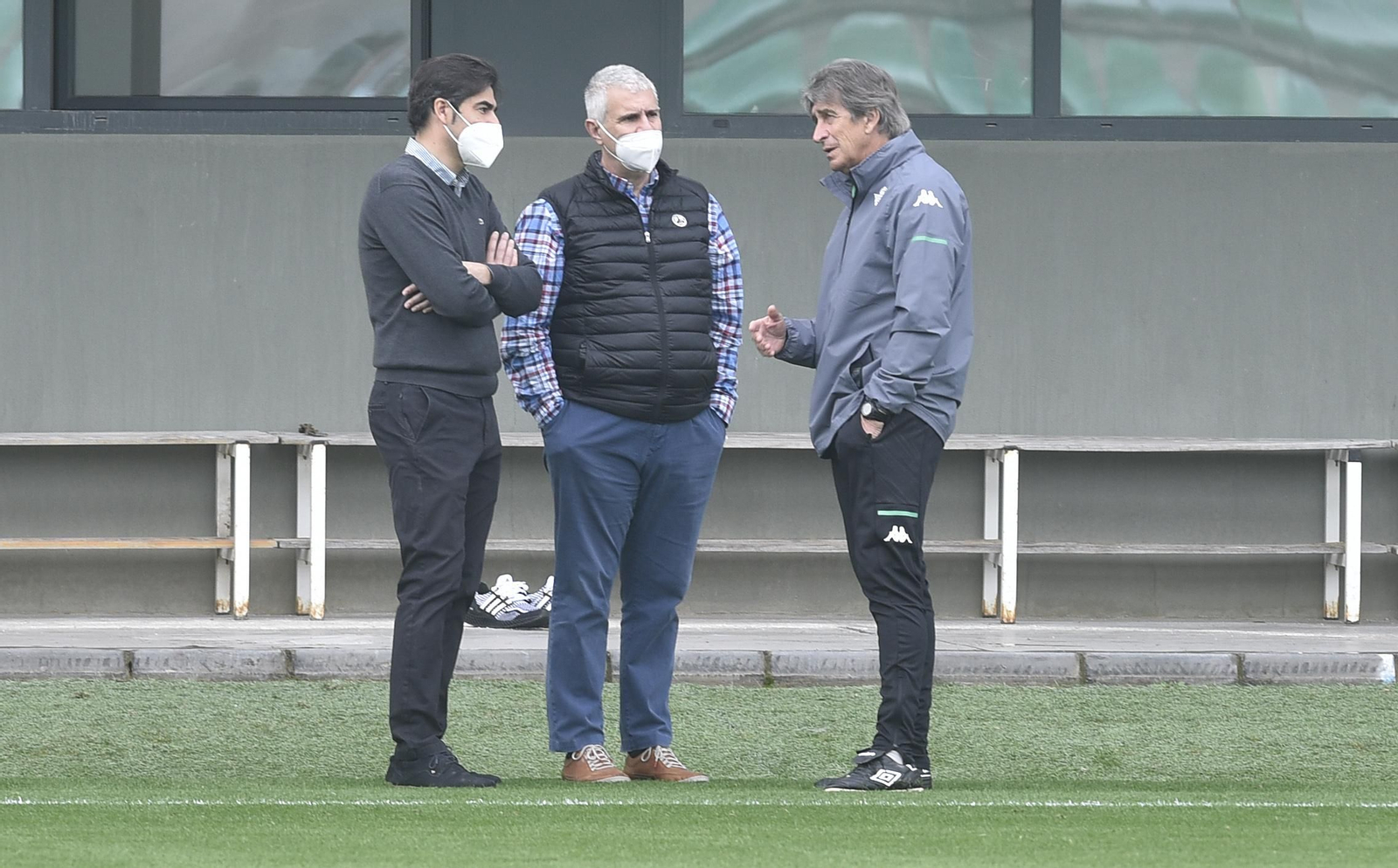 Manuel Pellegrini dialoga con Ángel Haro y Antonio Cordón en un entrenamiento en la ciudad deportiva.