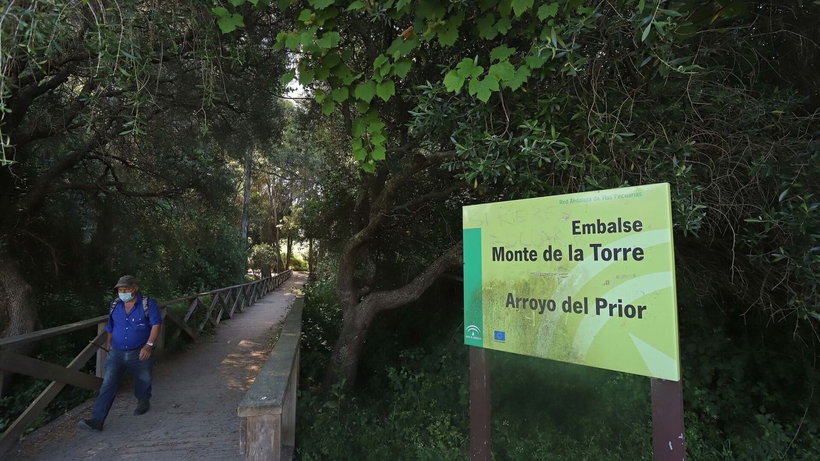 Pasarela de madera sobre el embalse