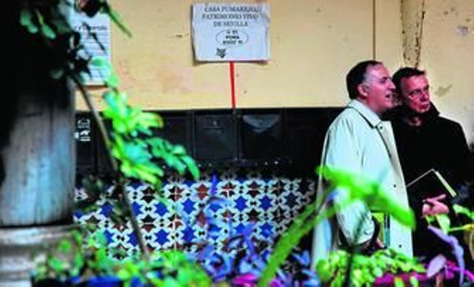 Heinz Emigholz, a la derecha, acompañado ayer del profesor Javier Rodríguez Barberán en su visita al Pumarejo.