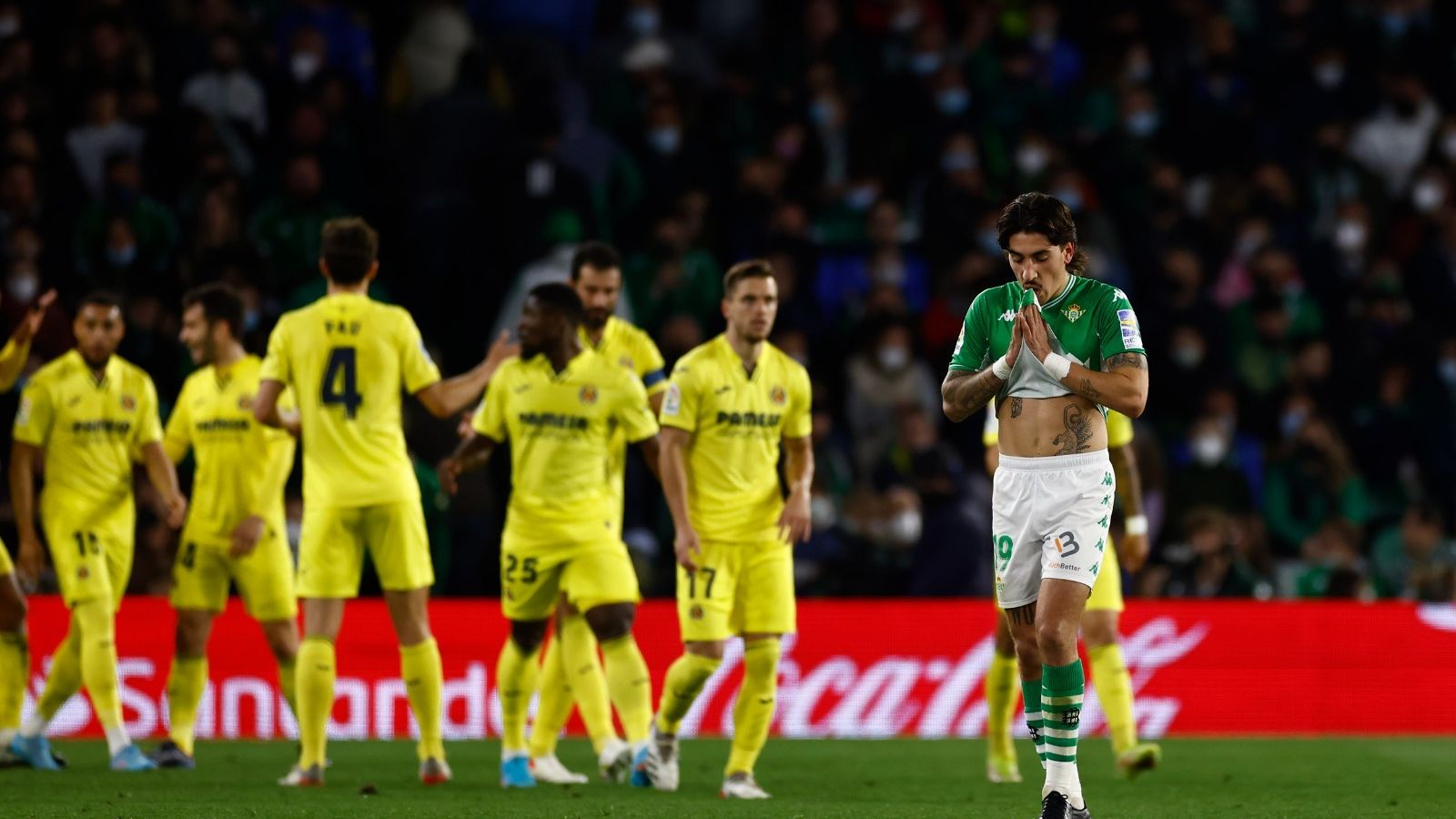 Bellerín, cabizbajo tras el 0-2 del Villarreal.