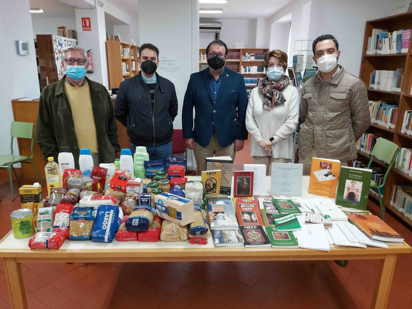 El alcalde Juan Ávila y el delegado municipal de Cultura, Ramón Gavira, entregaron a Cáritas de la Parroquia de San Antón un primer lote de alimentos que se destinarán a familias necesitadas.