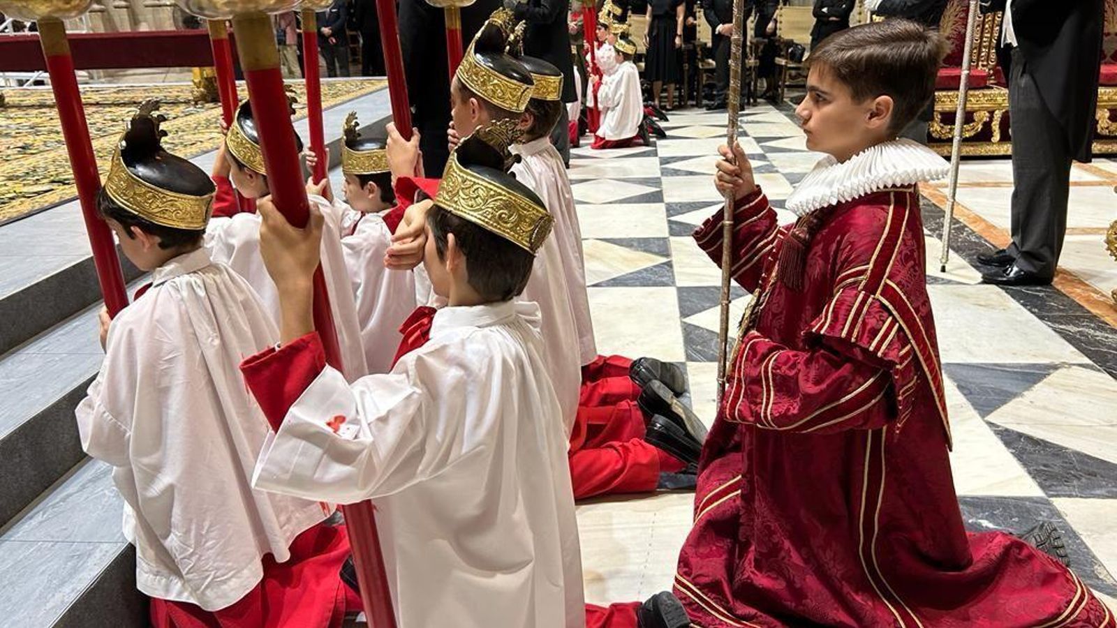 Los niños carráncanos, arrodillados ante el Santísimo antes de empezar la procesión claustral.