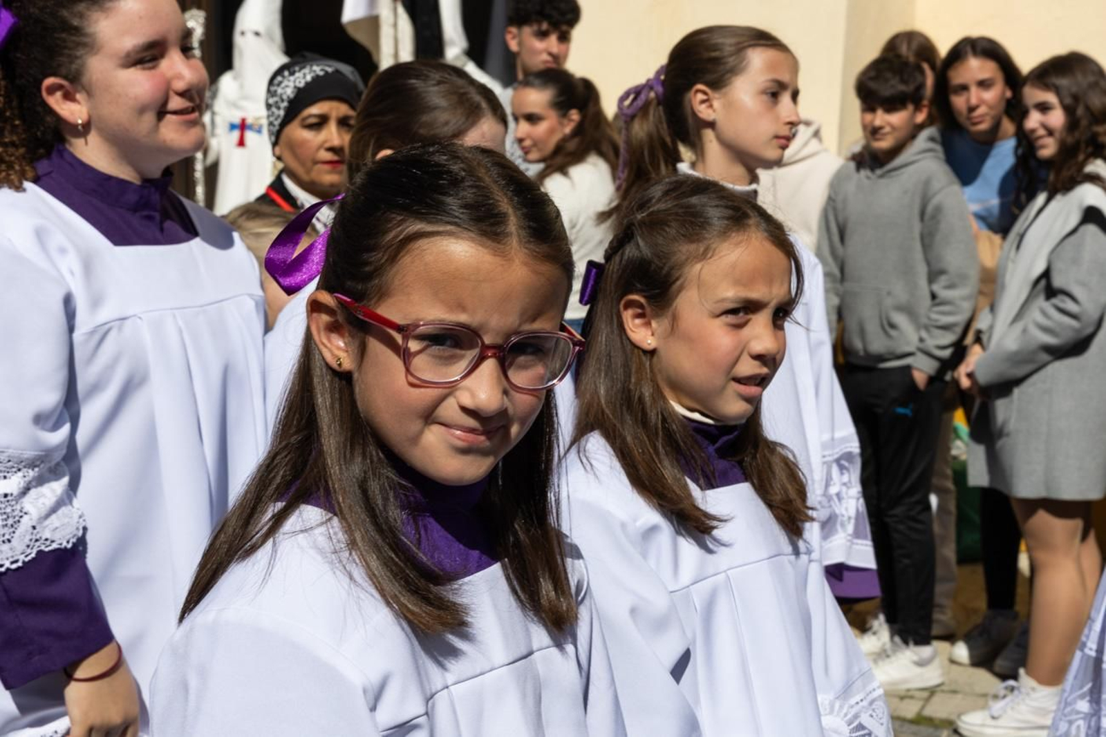 El Miércoles Santo inicia la tarde con los nazarenos trinitarios del barrio de Santa Isabel