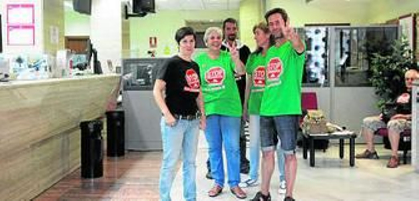 Varios miembros de Stop Desahucios, en la oficina de La Viñuela.