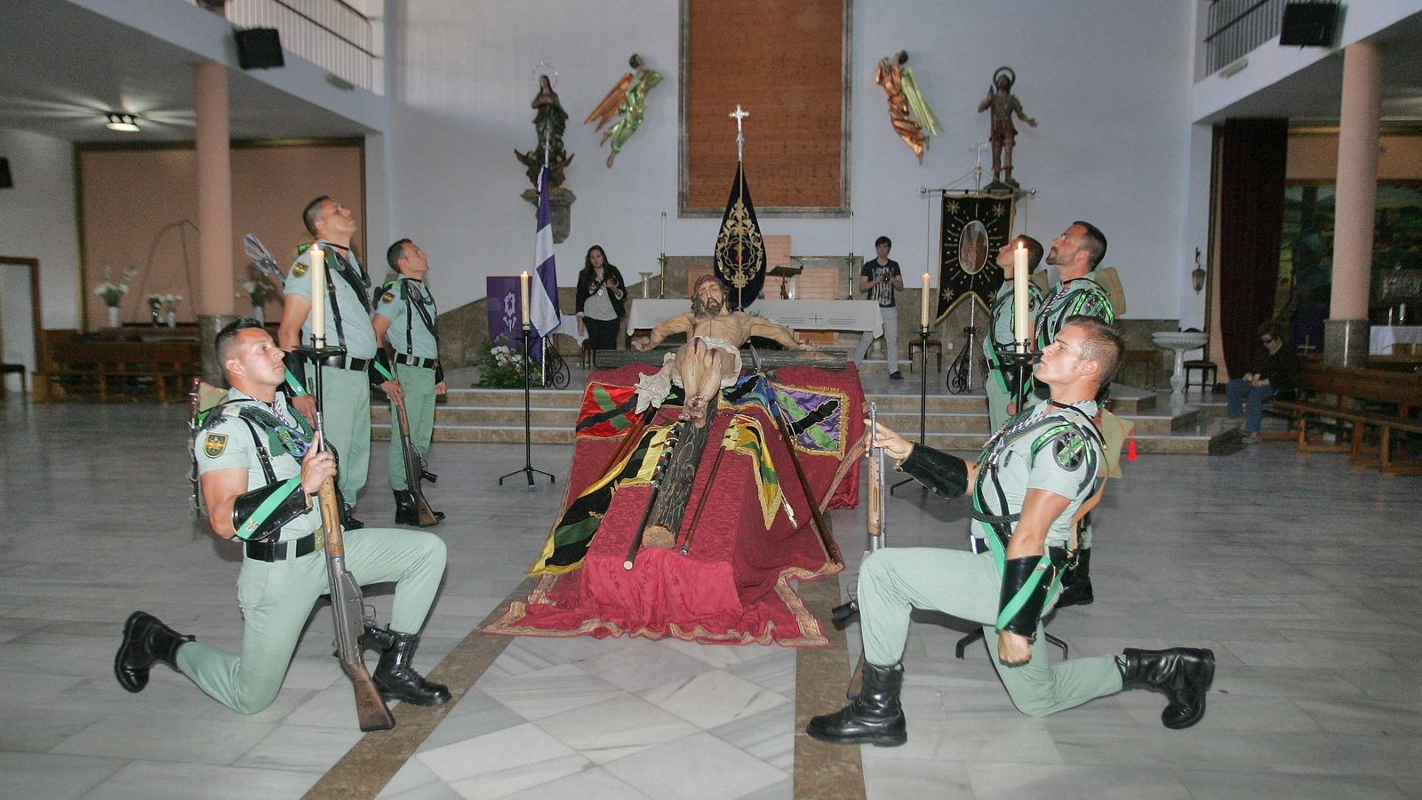 Guardia de La Legión ante el Cristo de la Buena Muerte en El Parador. Guardia de La Legión ante el Cristo de la Buena Muerte en El Parador.
