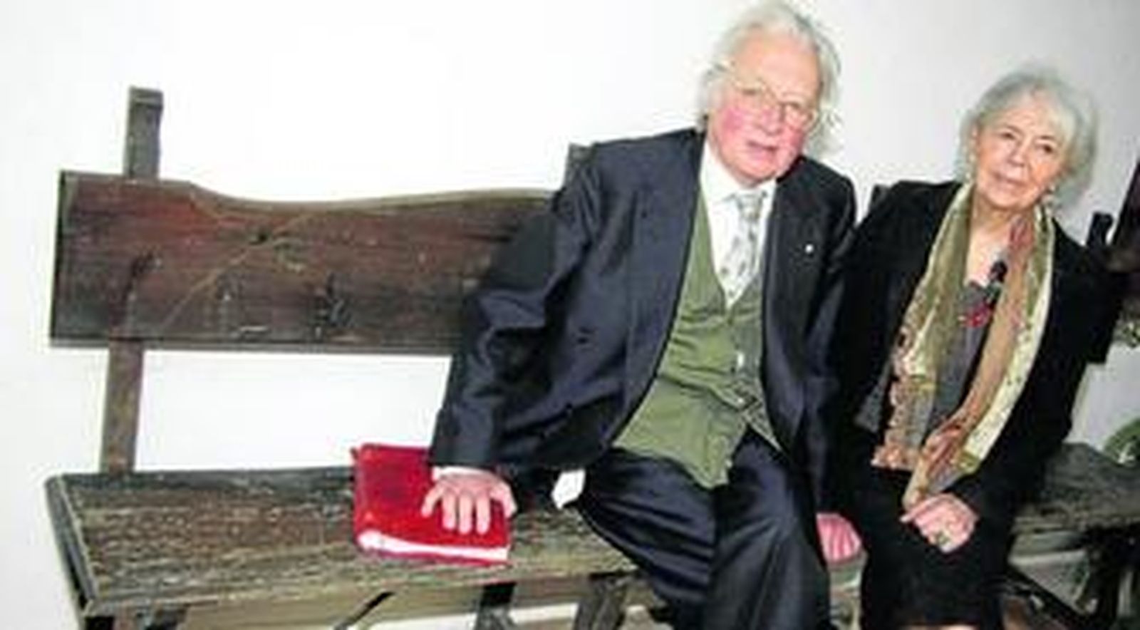 Hugh Thomas, ayer, en la casa de los Pinelo, con Vanessa Jebb, su esposa desde hace 48 años.