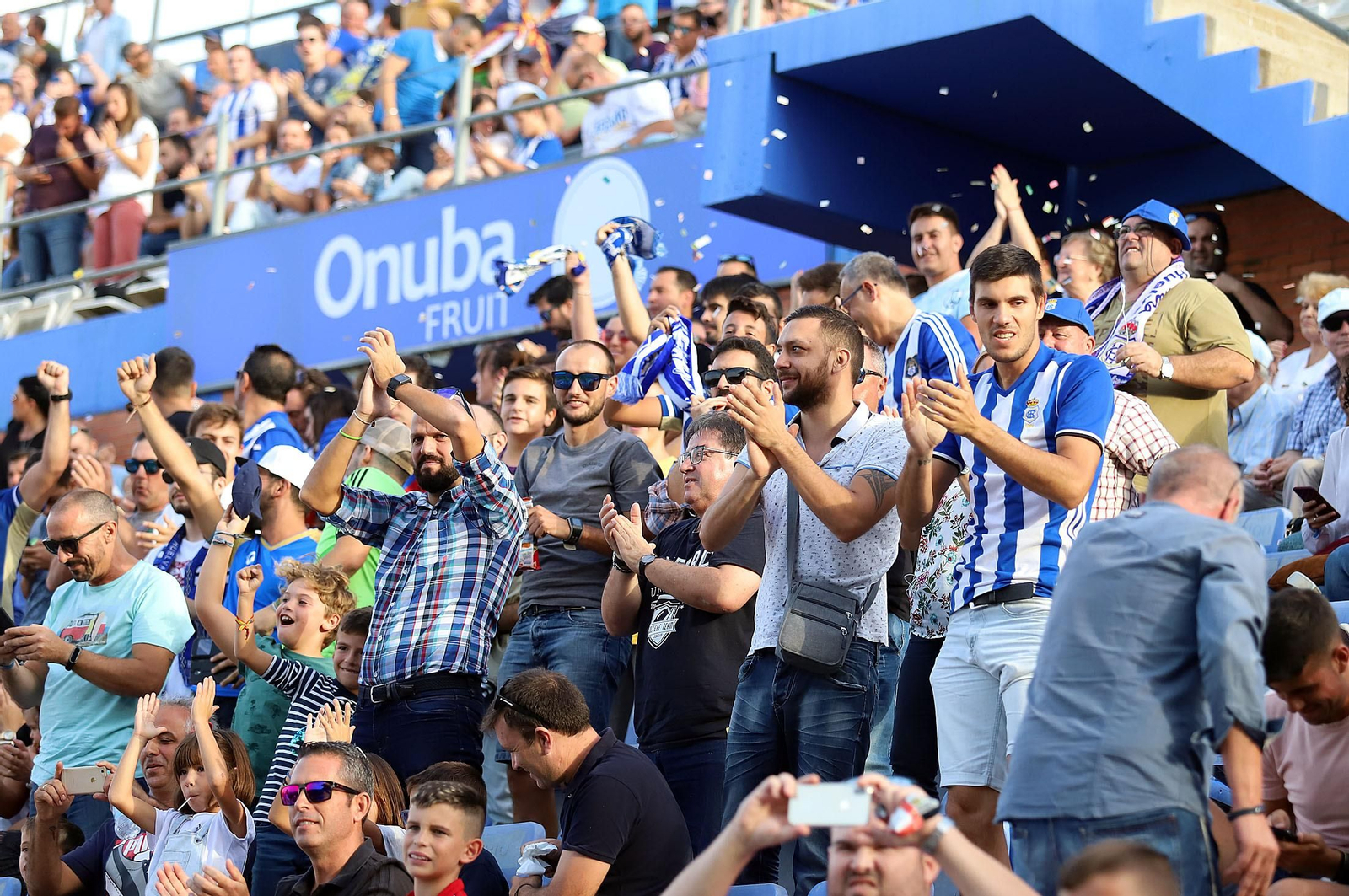 Imágenes del ambiente en el Estadio Nuevo Colombino