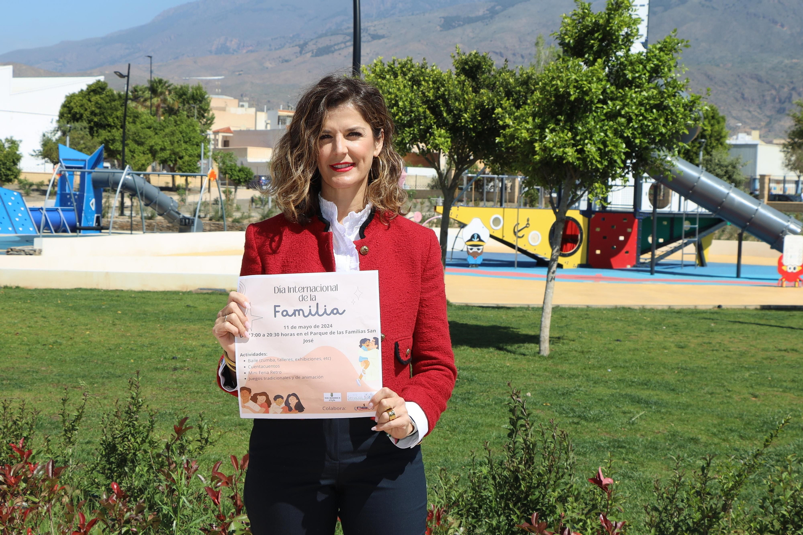 Delia Mira, concejala de Servicios Sociales, presenta el programa por el Día Internacional de la Familia.