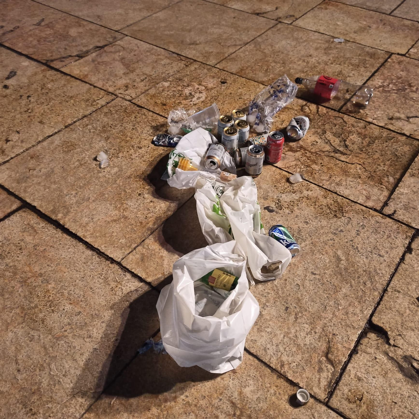 La plaza de la Merced de Málaga, con Picasso, llena de basura tras el paso de los ultras del Atlético