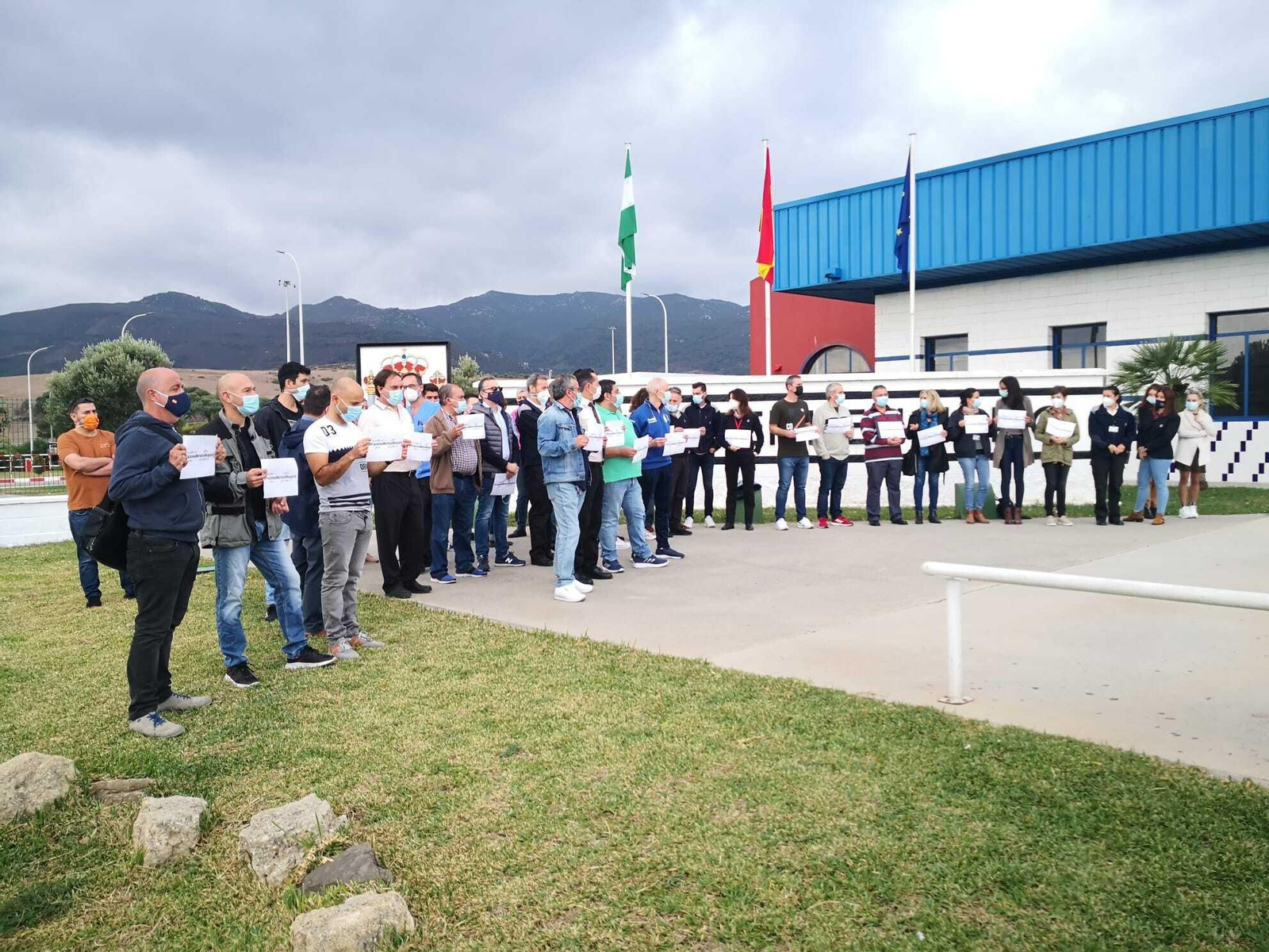 Un momento de la concentración, a las puertas de Botafuegos.