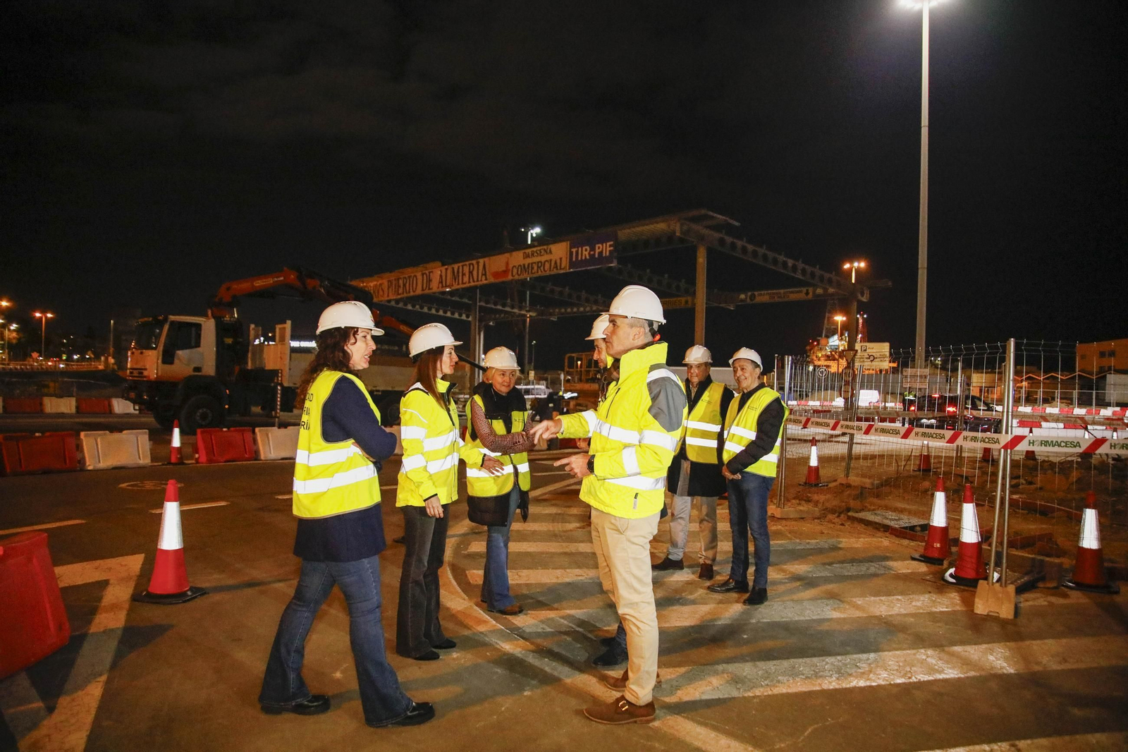Las imágenes del derribo de la marquesina de la entrada al Puerto de Almería