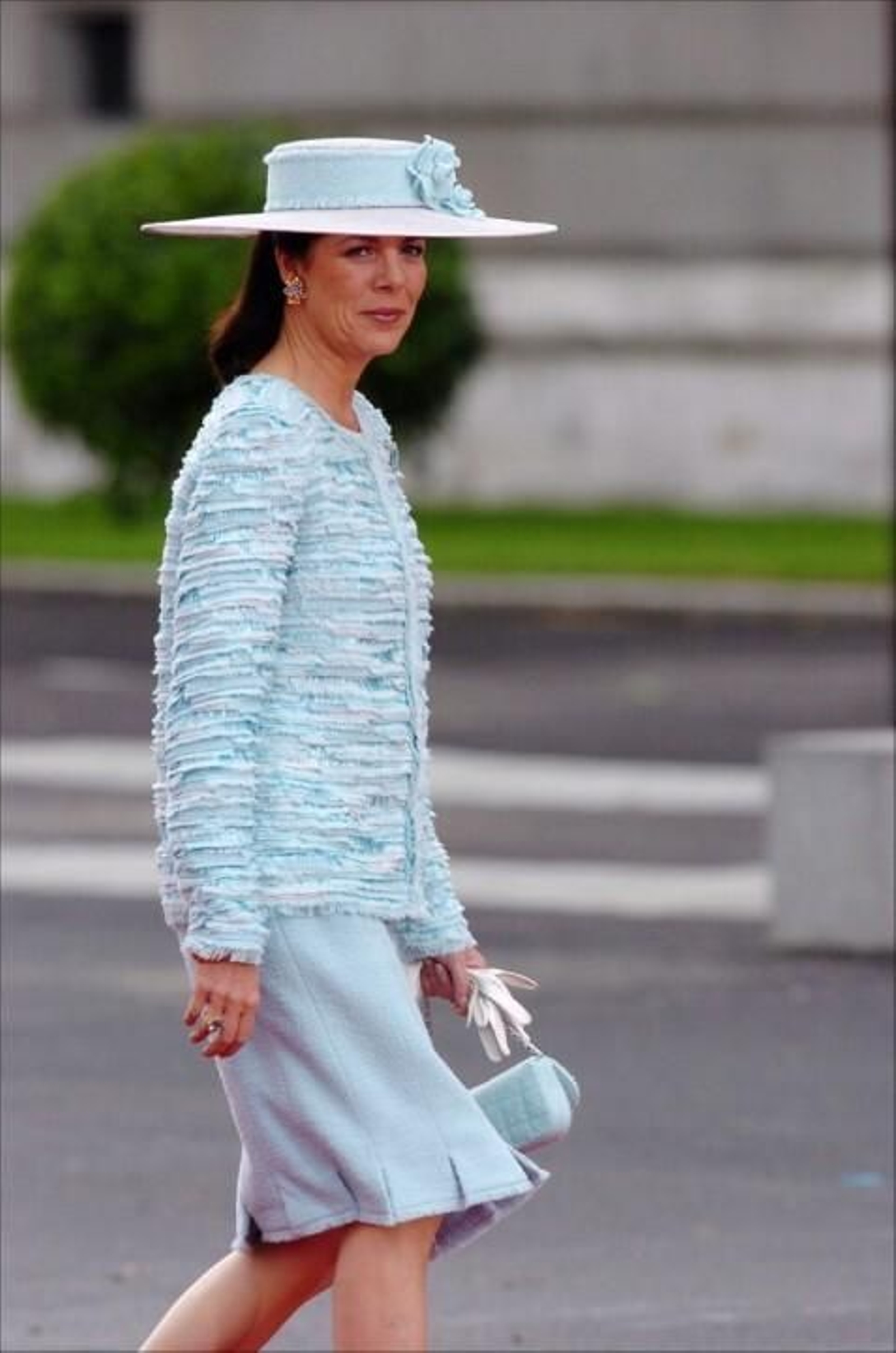 Carolina, llegando sola a la boda de los príncipes de Asturias el 22 de mayo de 2004. Dicen que Hannover estaba de 'resaca'.