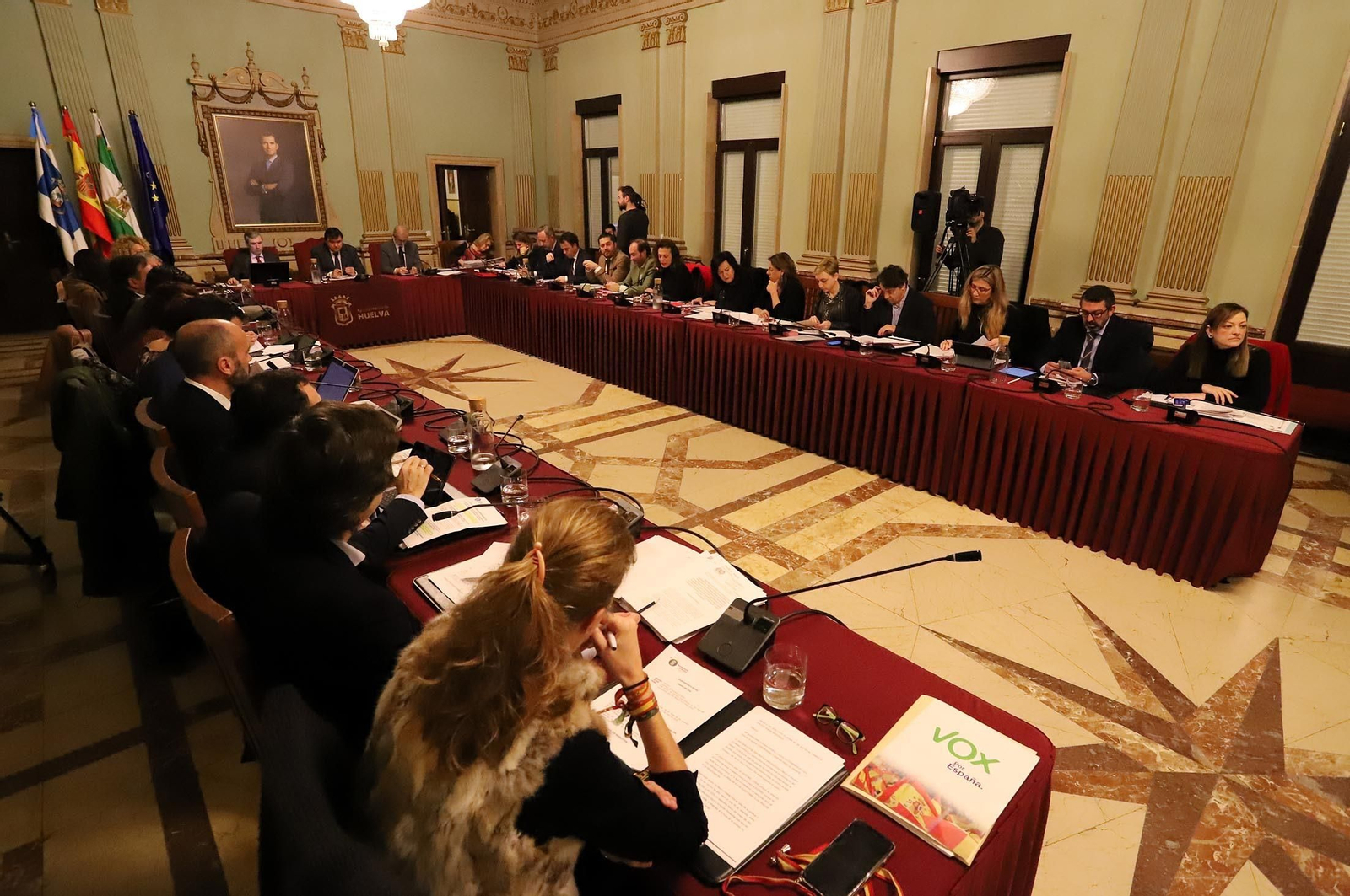 Imágenes del pleno del Ayuntamiento de Huelva