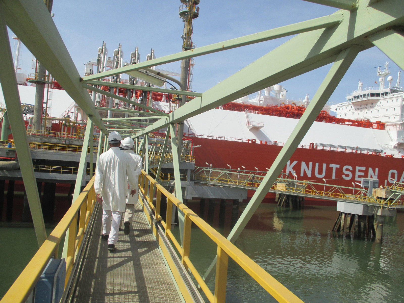 El buque 'Rioja Knutsen' descarga 152.000 metros cúbicos de GNL