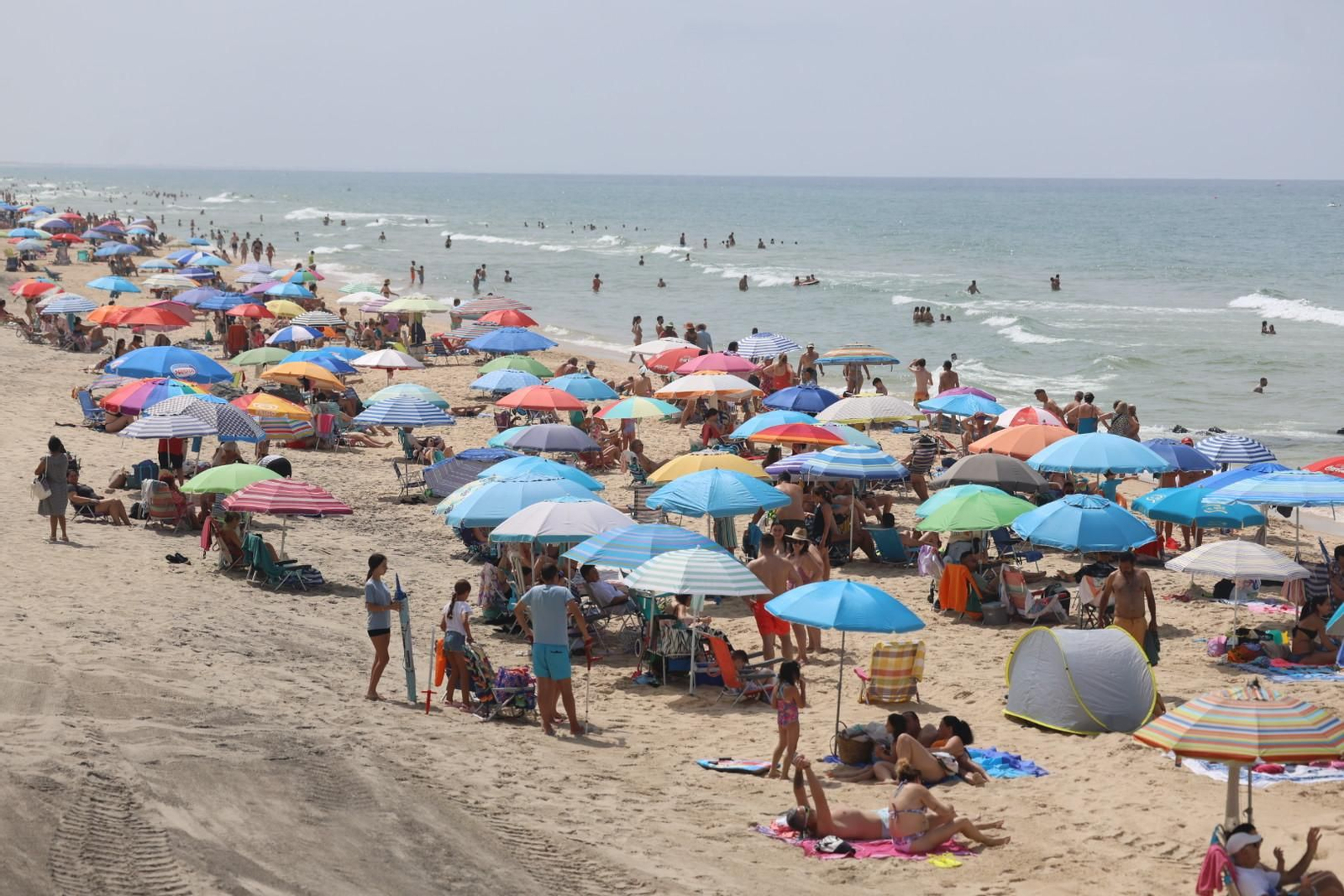 Imágenes del ambiente en las playas de Huelva