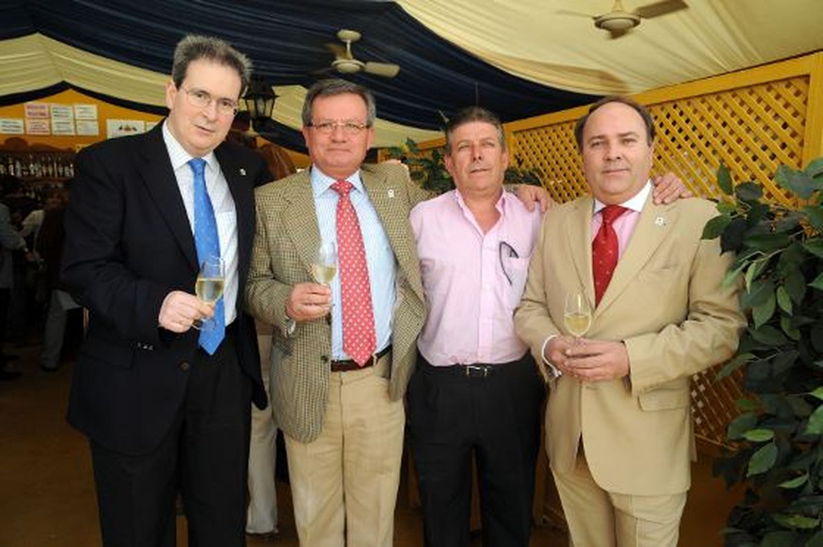 José Luis García, de catering El Duque, con la junta directiva de La Casapuerta, Manuel Jesús Ramos, Jesús Tinoco y José Manuel Robles.

Foto: Manuel Mateo