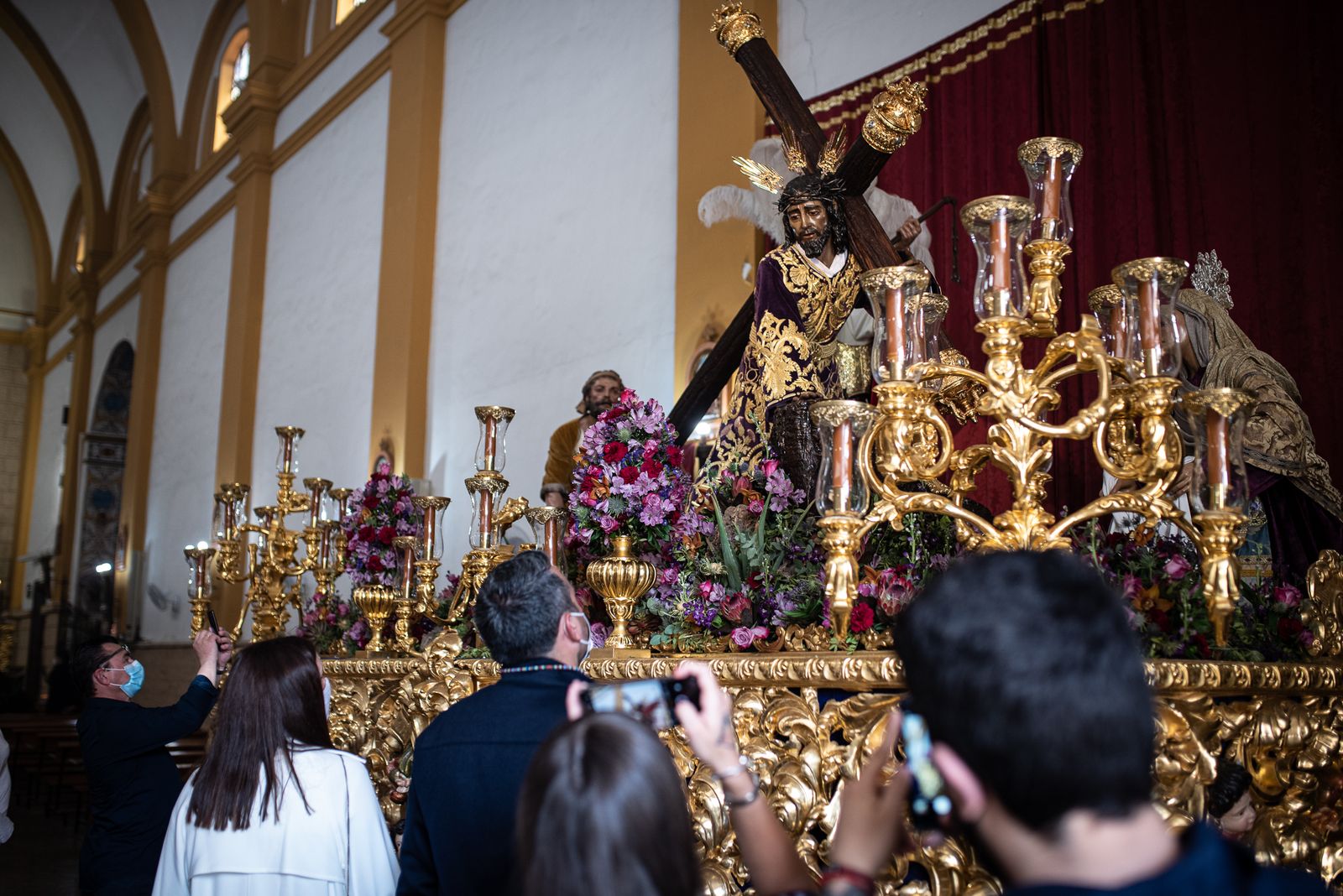 Imágenes del ambiente cofrade en la Iglesia del Sagrado Corazón de Jesús