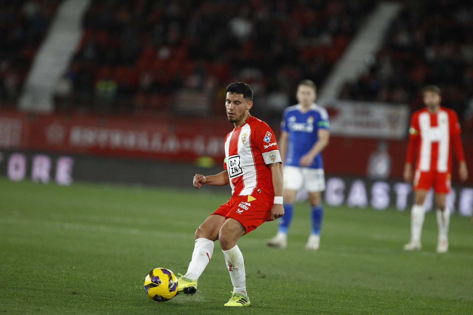 El centrocampista argentino realiza un pase durante un encuentro de esta temporada disputado en el Estadio de los Juegos Mediterráneos.